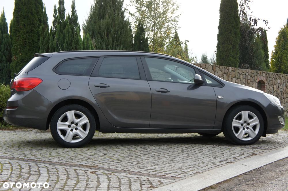 Opel Astra 2011 photo 3
