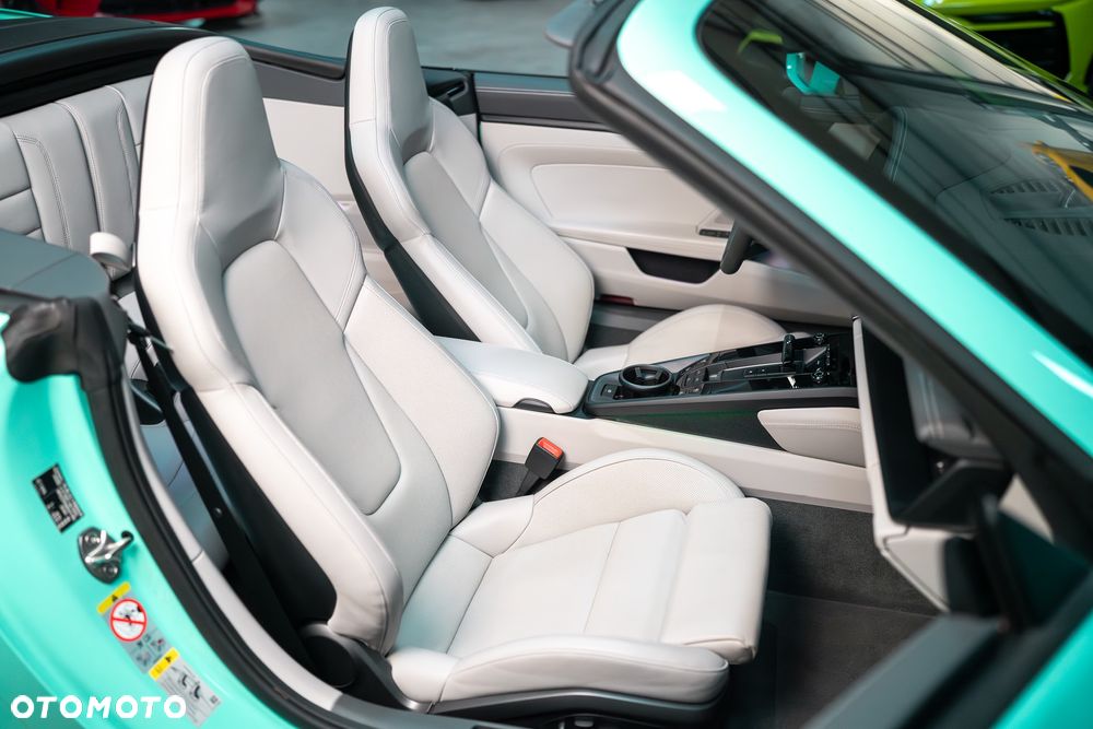 Porsche 911 Carrera 4 GTS - 14