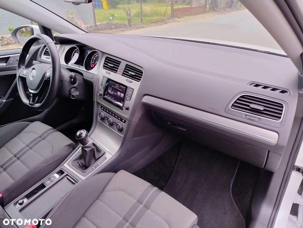 Volkswagen Golf - 22