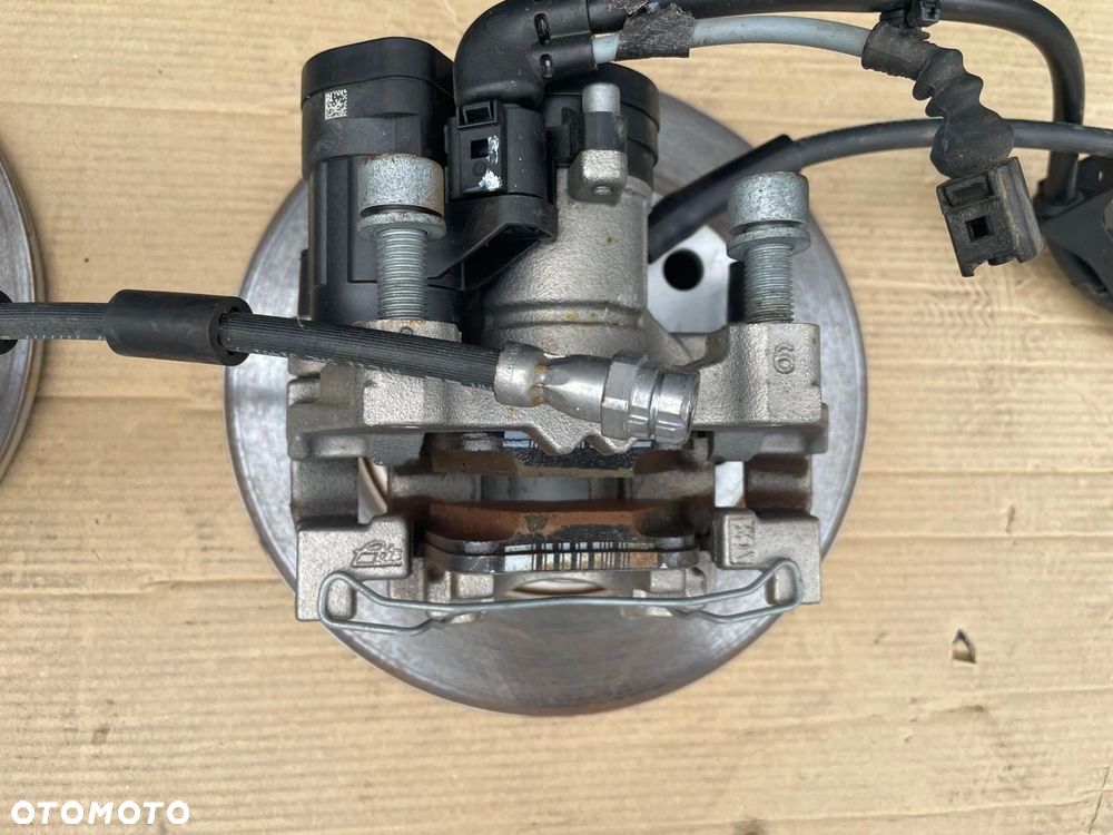 AUDI Q2 HAMULCE TARCZE ZACISKI KLOCKI JAK NOWE - 4