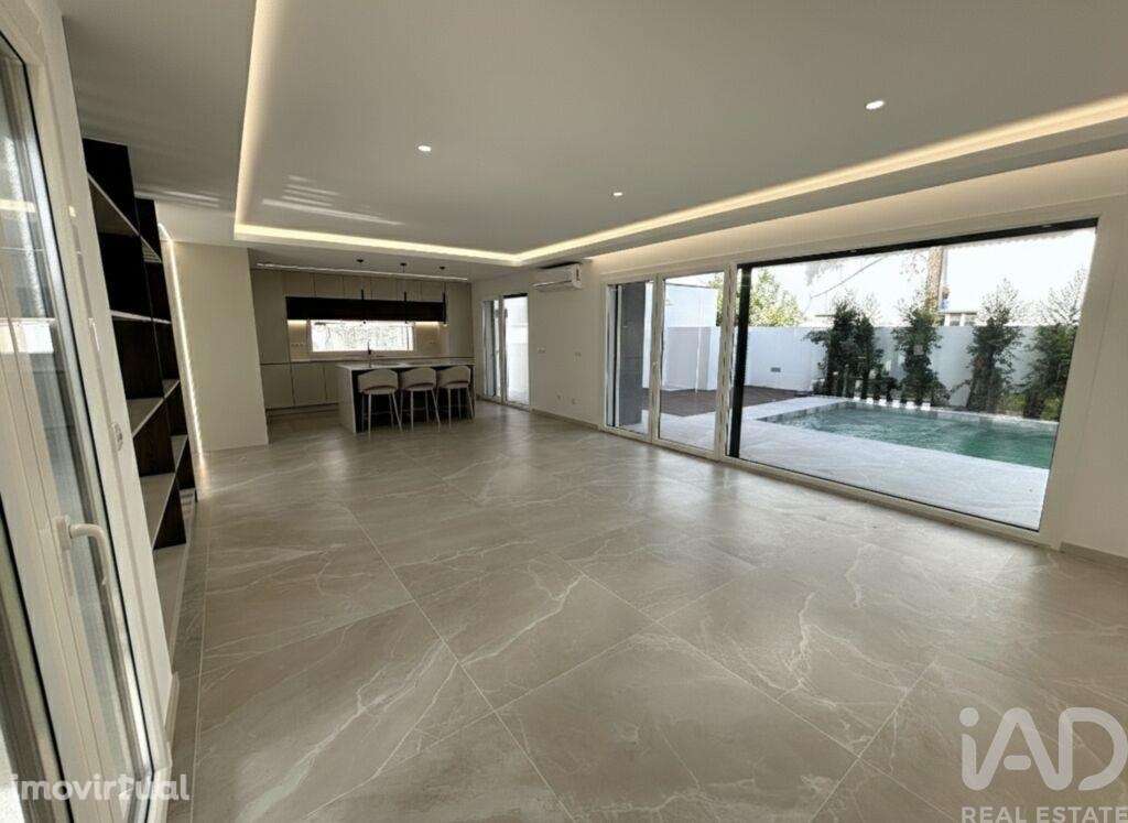 Casa / Villa T4 em Charneca De Caparica E Sobreda de 146,00 m2 - Grande imagem: 2/25