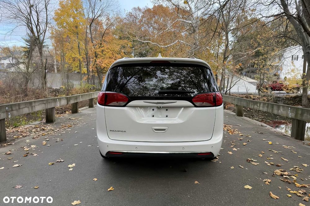 Chrysler Pacifica - 6