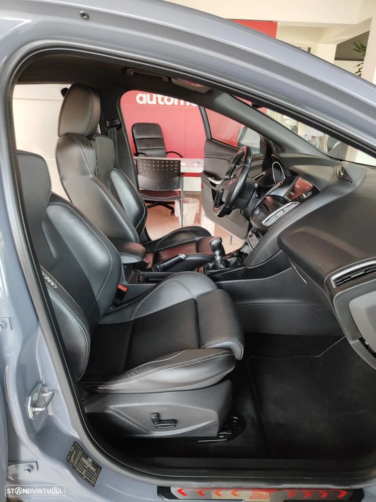 Ford Focus 2.0 EcoBoost ST c/ Pack Pele Desportiva - 20