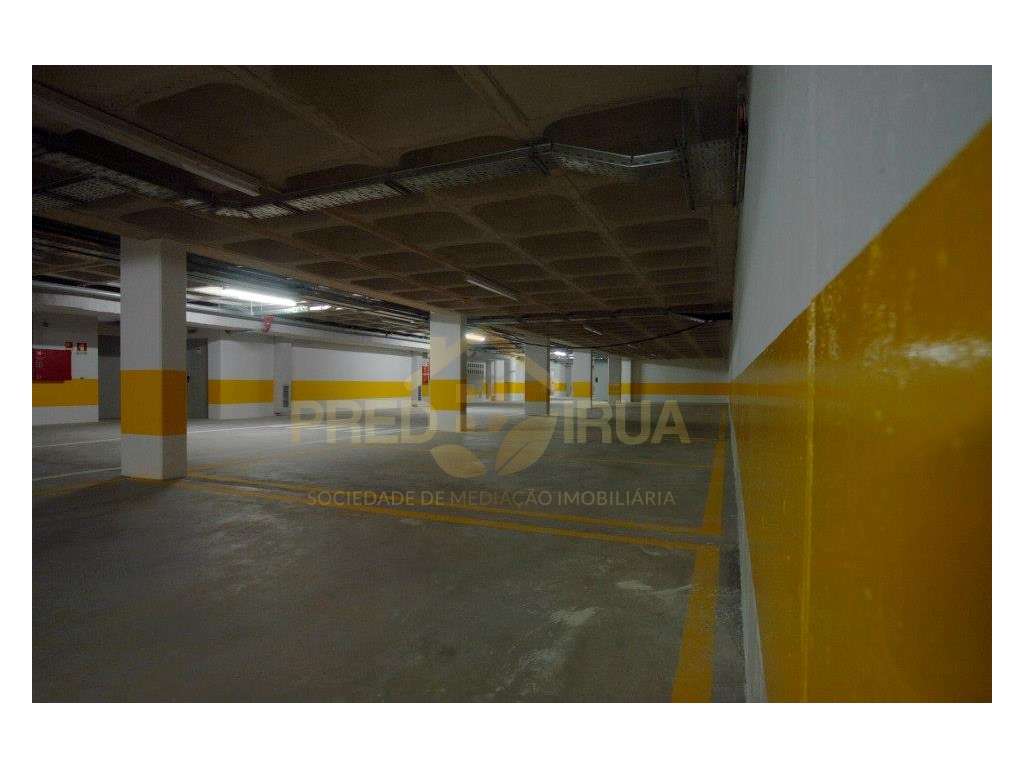 T4 de luxo com lugar de garagem e arrumos equipado e mobilado - Grande imagem: 3/28