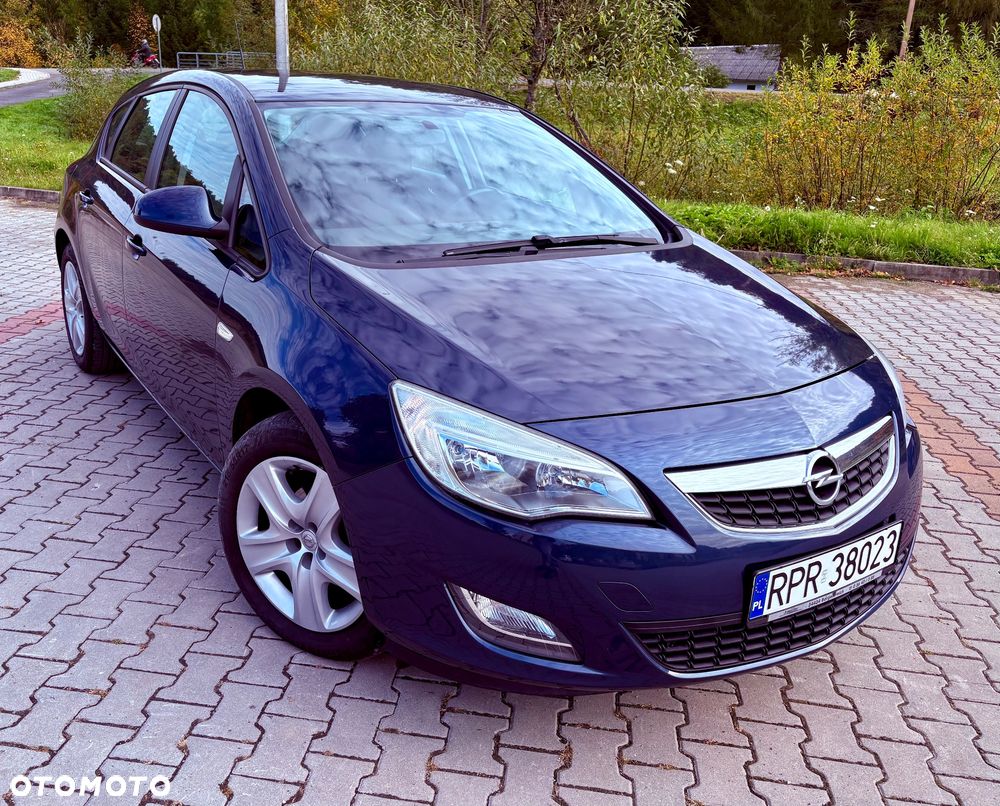 Opel Astra 2010 photo 3