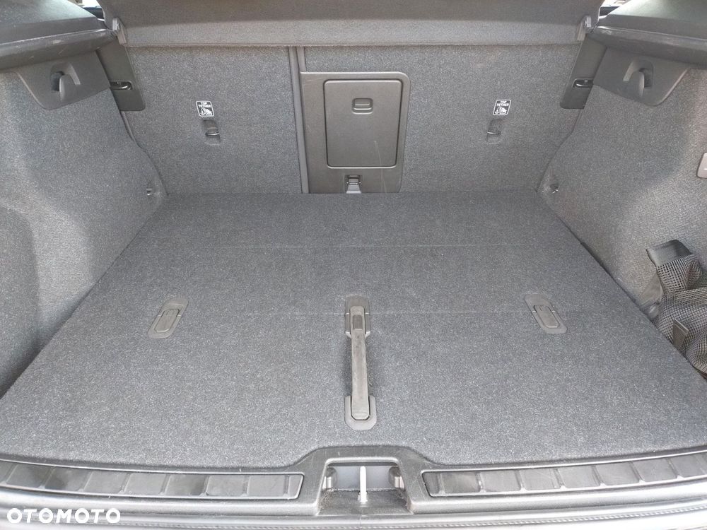 Volvo XC 40 B3 Plus Dark - 17
