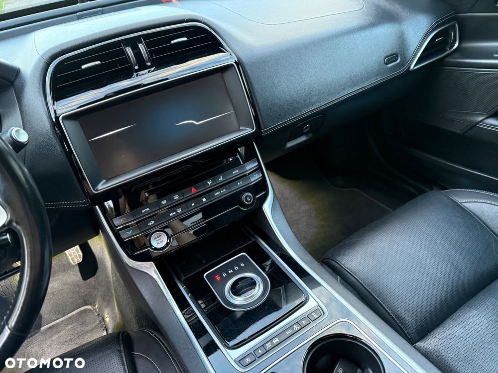 Jaguar XE 2.0 D AWD R-Sport - 38