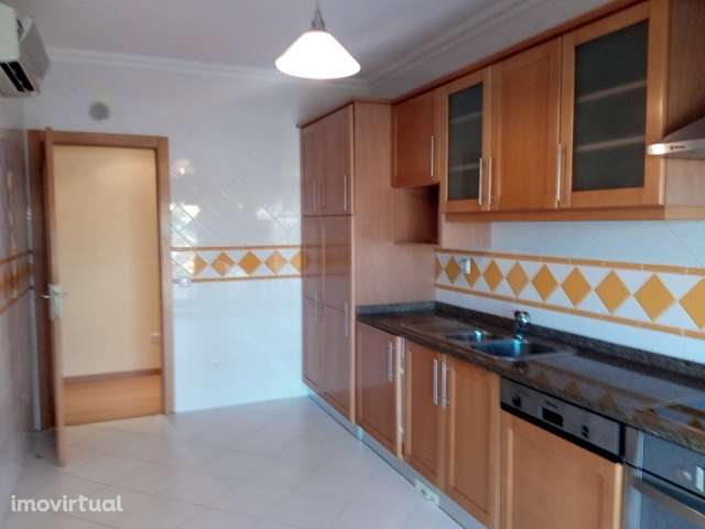 Apartamento t2+1 Duplex bem Localizado no Cartaxo - Grande imagem: 4/14