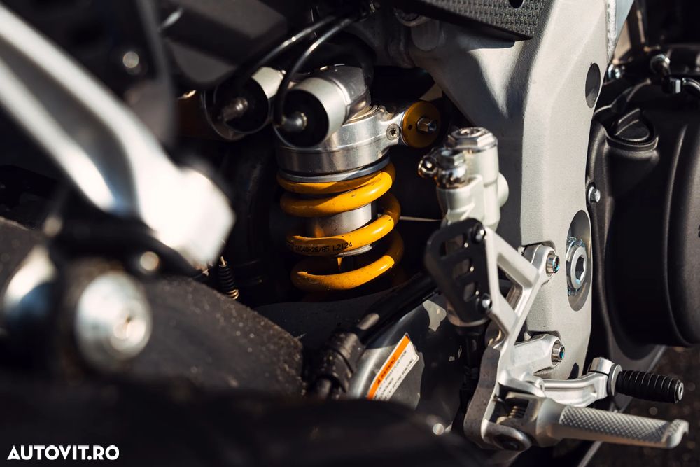 Aprilia RSV-4 Factory - 10
