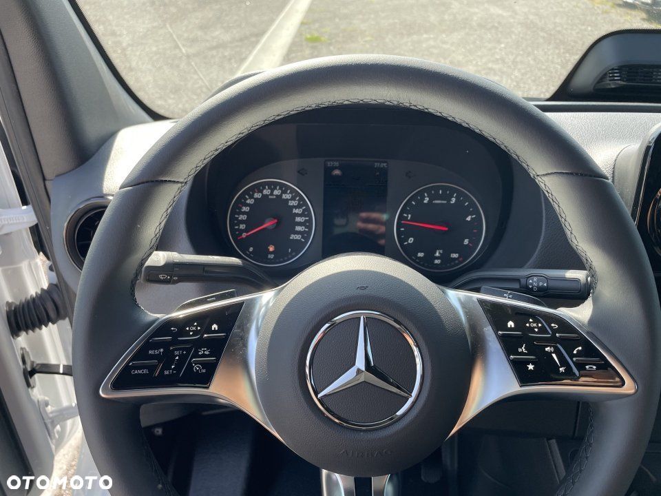 Mercedes-Benz Sprinter - 11