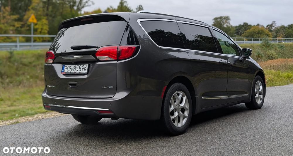 Chrysler Pacifica - 11