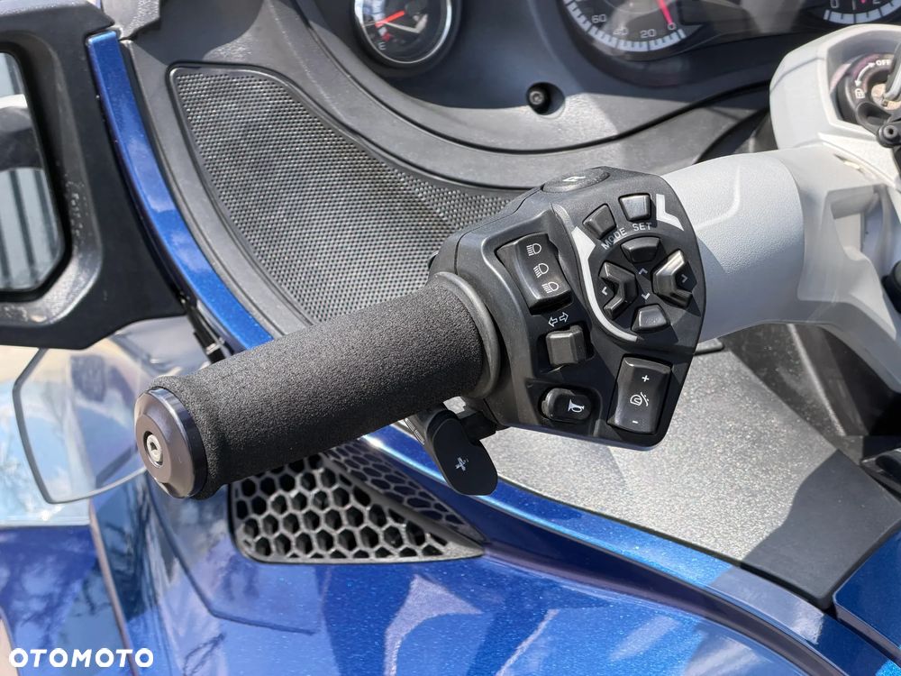 Can-Am Spyder - 12