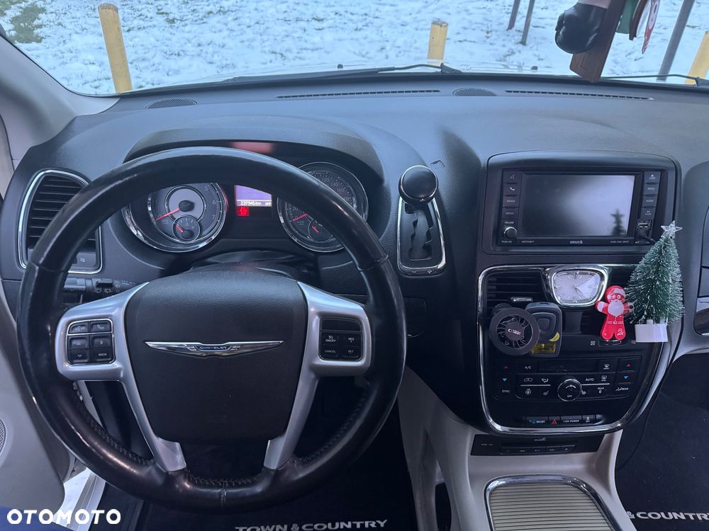 Chrysler Town & Country - 19