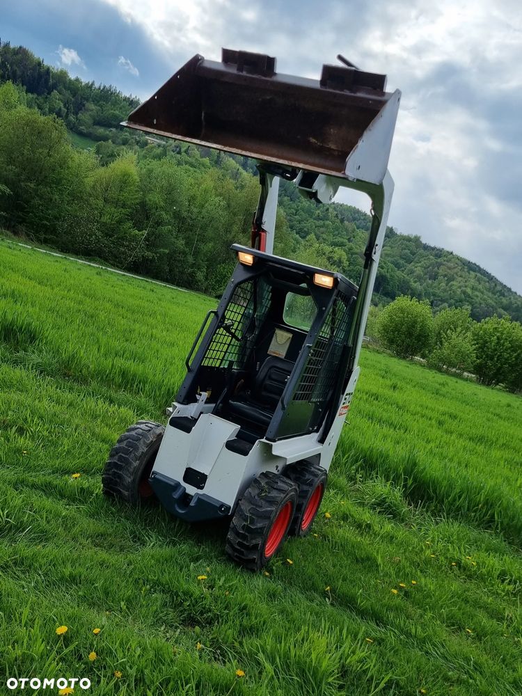Bobcat S70 Mini-ładowarka 4x4 wózek terenowy. Łyżka! Wyjścia Hydrauliczne pod urządzenia z przodu! 2018 rok prod. 564 MTG. aktualne serwisy DEKRA. Dokumentacja. silnik Kubota 3cyl. Maszyna Jak Nowa z Salonu! Pochodzi z Norweskiego Gospodarstwa! Zero luzów i wycieków. Bardzo mocna i wydajna maszyna o małych gabarytach! Wąska miesci się do najbardziej trudno dostępnych miejsc! Idealna do stajni. OKAZJA TANIO. Szybki i zwinny sprzęt potężna moc - 2