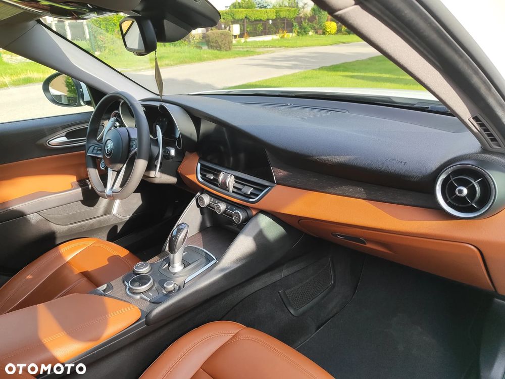 Alfa Romeo Giulia 2.0 Turbo 16V AT8-Q4 Ti - 9