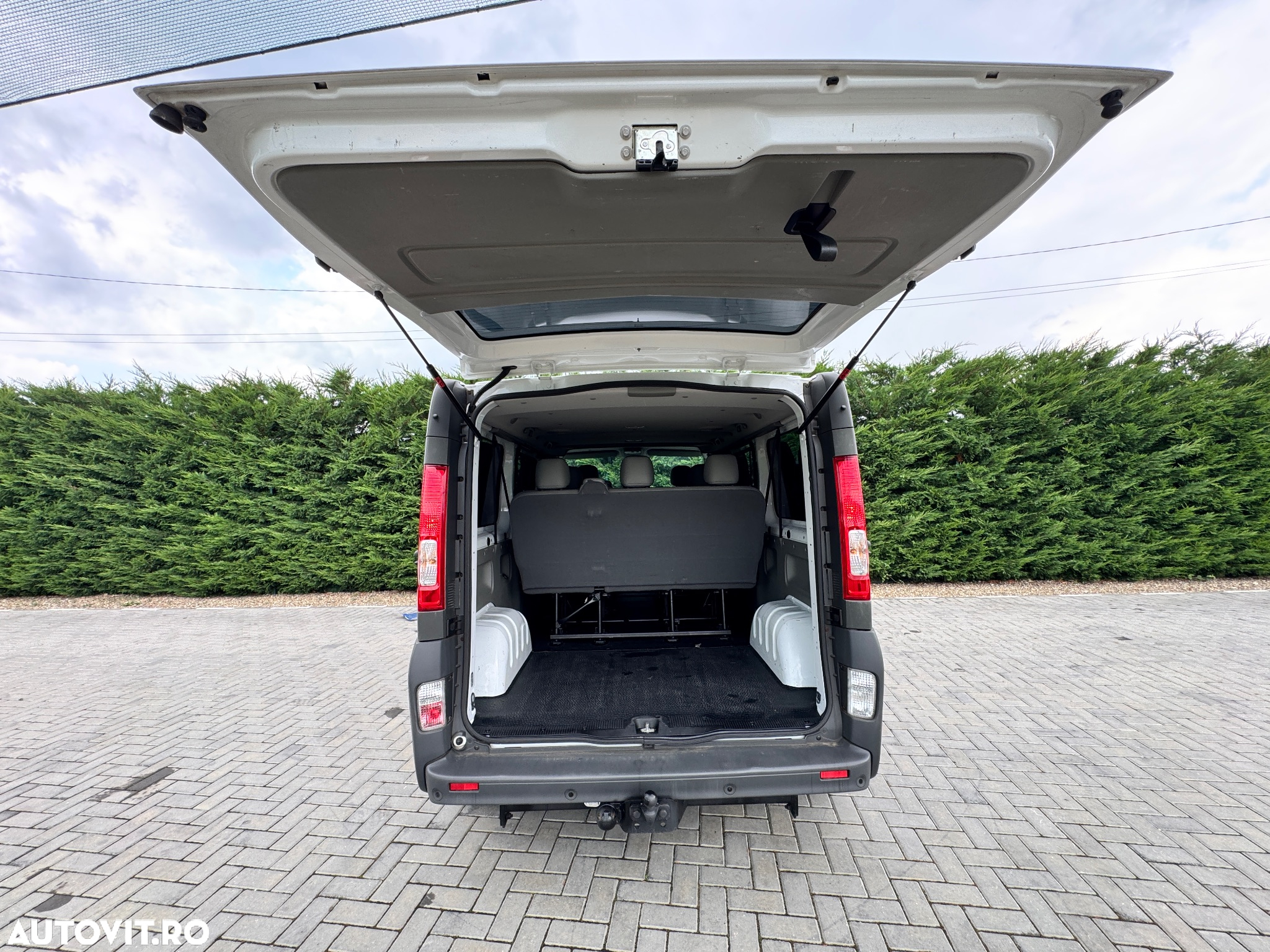 Opel Vivaro - 24