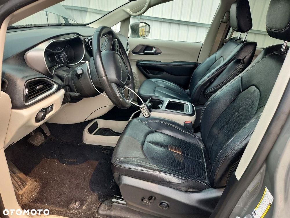 Chrysler Pacifica - 8