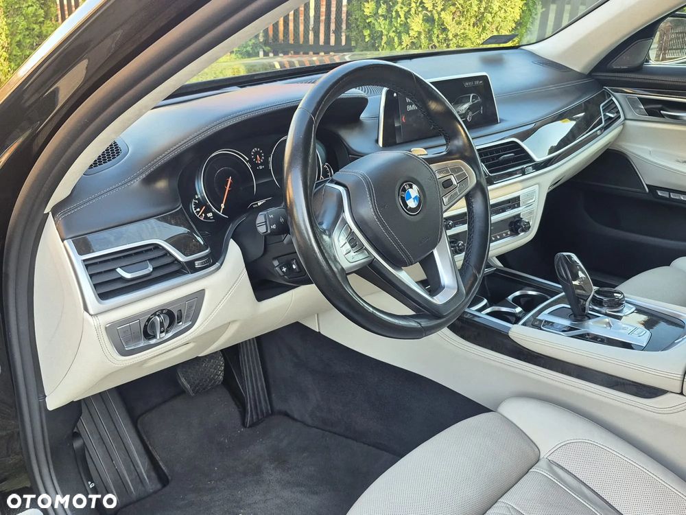 BMW Seria 7 750i xDrive Edition Exclusive - 7