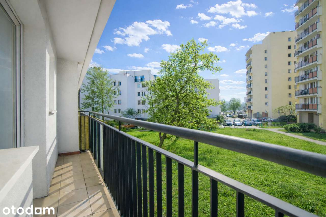 Nowoczesna kawalerka z dużym balkonem | oddzielna kuchnia