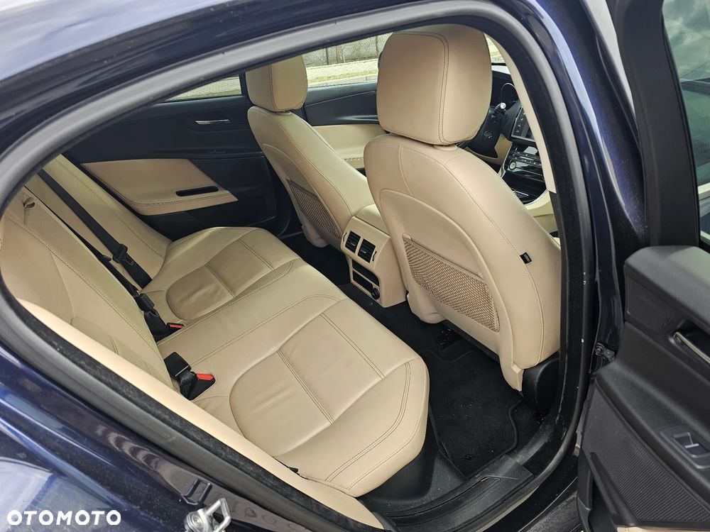 Jaguar XE 20d Prestige - 10