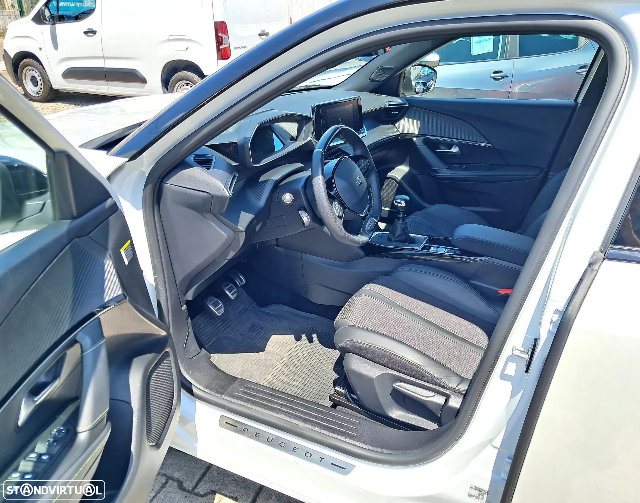 Peugeot 2008 1.2 PureTech GT - 11