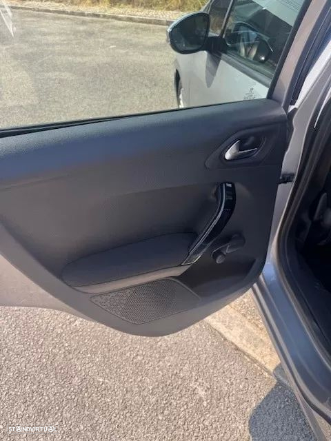 Peugeot 208 1.2 PureTech Allure - 15
