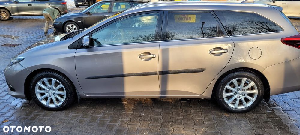 Toyota Auris 1.6 Premium Comfort - 6