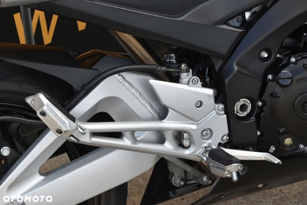 Suzuki GSR - 34