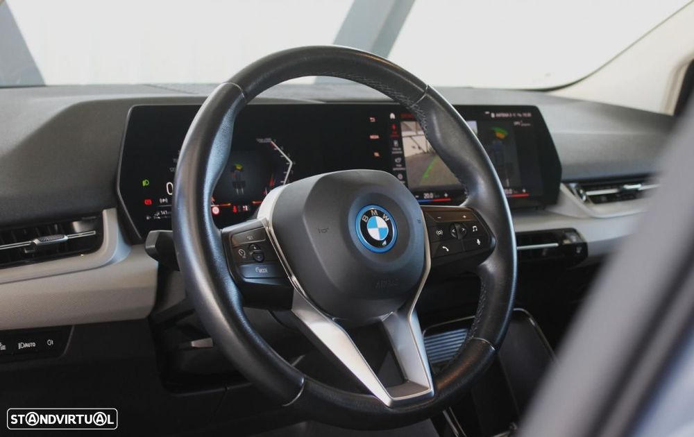 BMW 225 e xDrive — fotografia 28