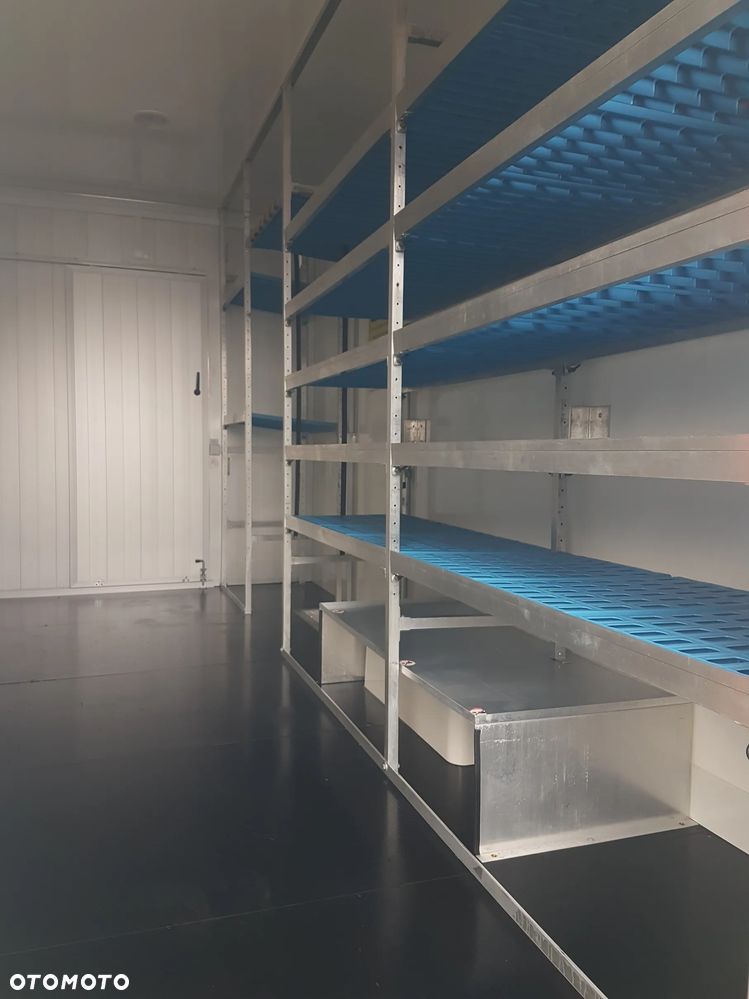 Iveco DAILY SKLEP FOODTRUCK BAR KONTENER NISKOPODŁOGOWY 4,44x2,23x2,42 KLIMA 35S14 DMC 3500KG - 35