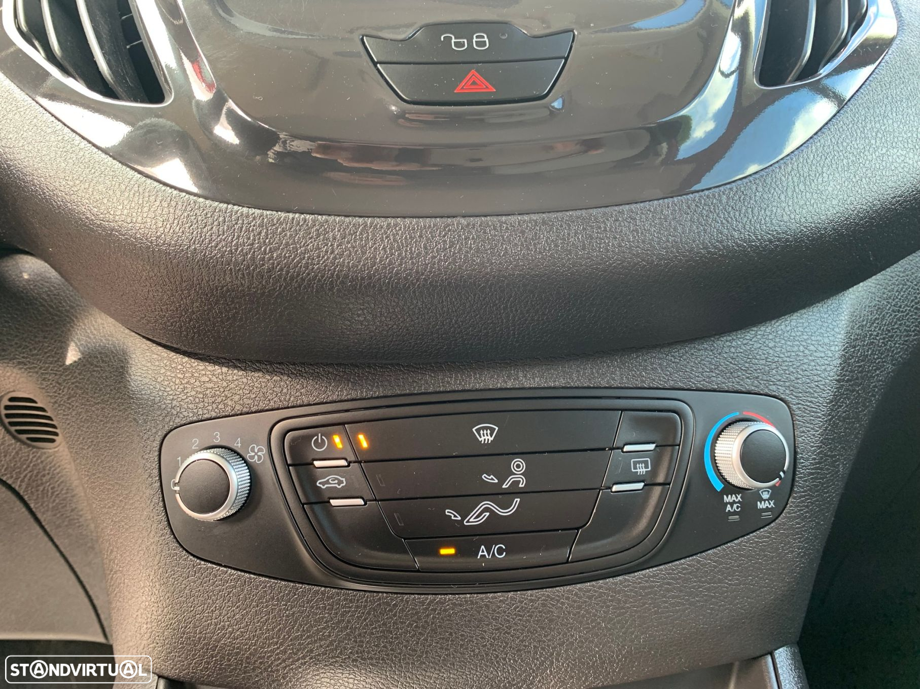 Ford Tourneo Connect 1.0i EcoBoost Titanium - 32