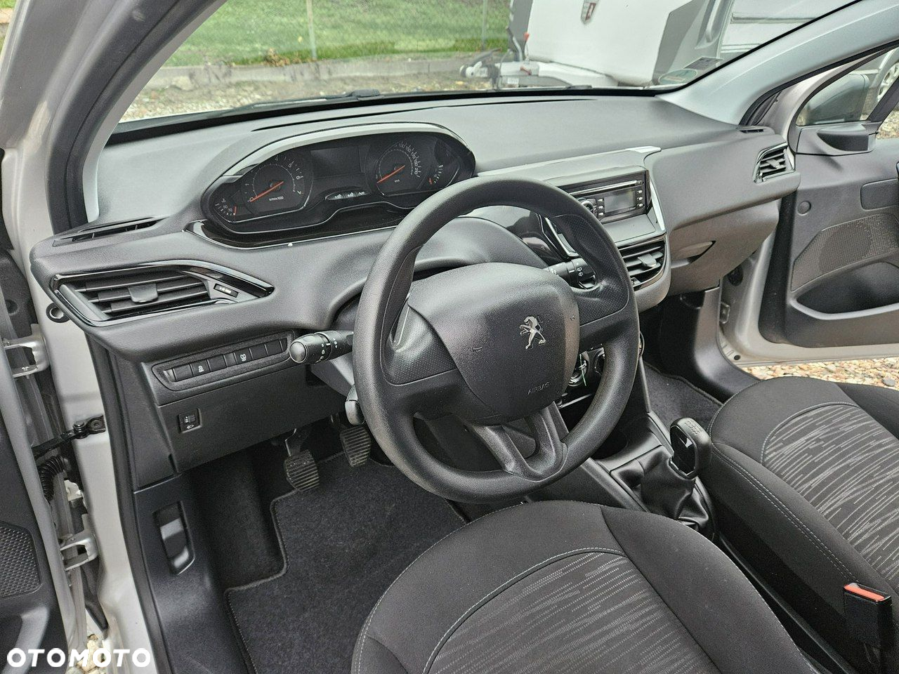 Peugeot 208 - 8