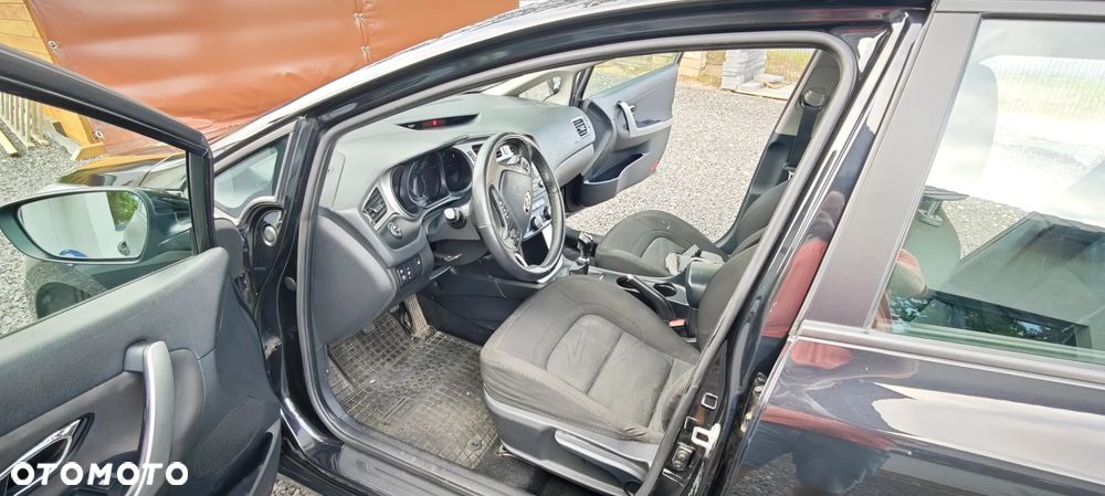 Kia Ceed 1.4 L - 12