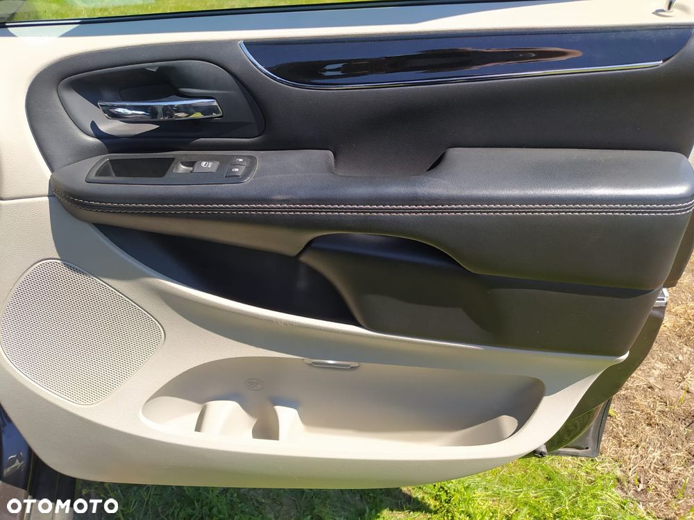 Chrysler Town & Country 3.6 Limited - 21