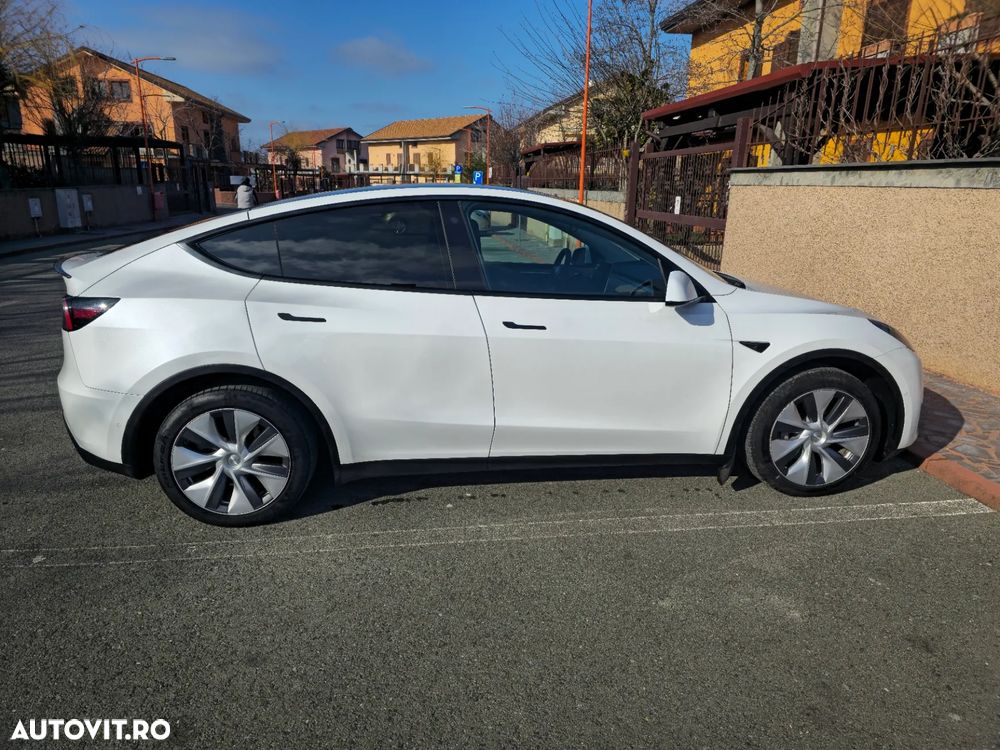 Tesla Model Y - 4