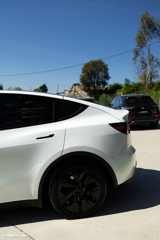 Tesla Model Y Long Range Dual Motor AWD - 16