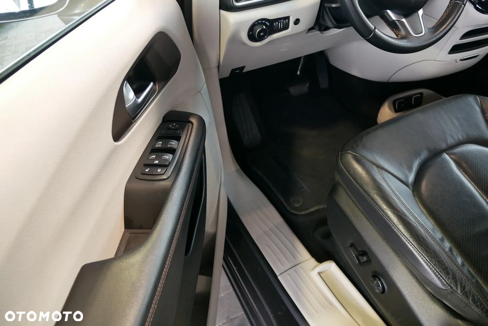 Chrysler Pacifica - 20