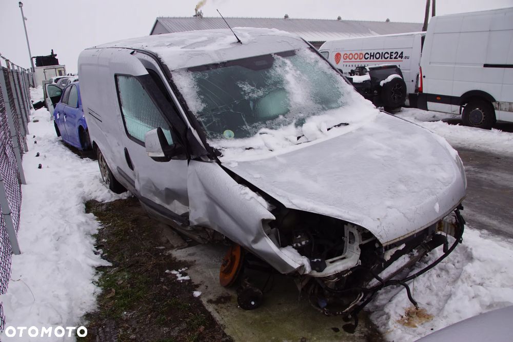 Auto na części - Fiat Doblo II Lift 1.3 MultiJet 90 KM 263A2000 71798299 249 2015R Silnik Skrzynia Drzwi Klapa Zderzak Lampa Lusterko Szyba Deska Kokpit Sterownik Moduł Czujnik Licznik Wyświetlacz Panel Kierownica - 8