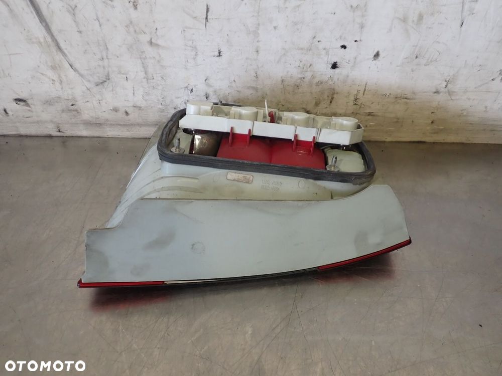 LAMPA PRAWA TYLNA SKODA SUPERB 1.9 3U5945096A - 2