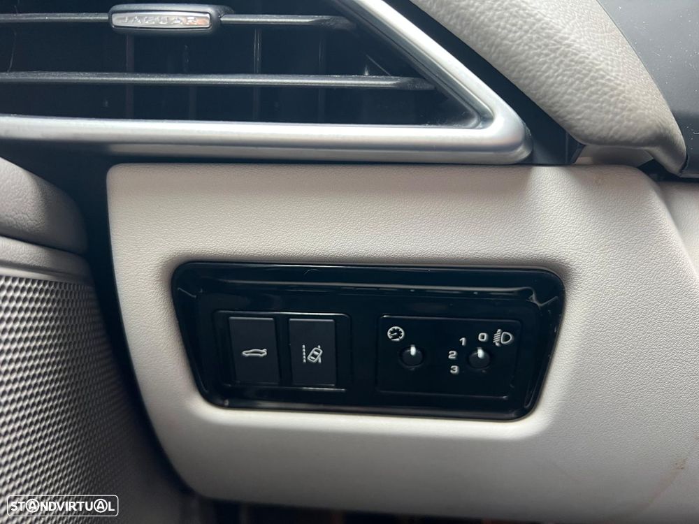 Jaguar XE 2.0 D Prestige AWD Aut. - 57