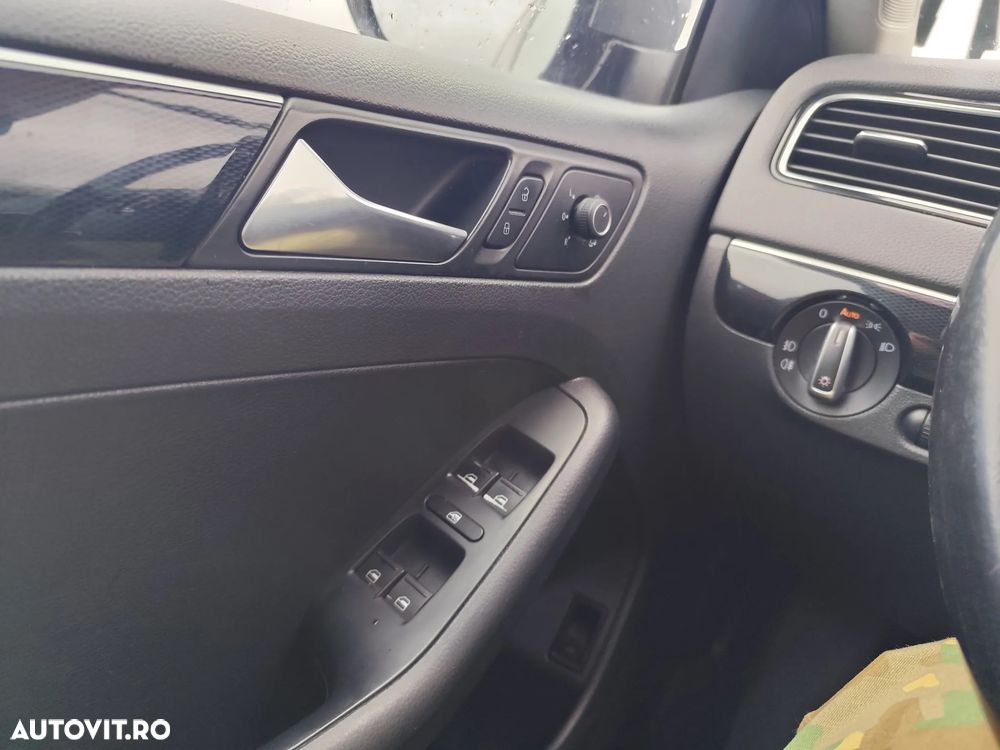 Volkswagen Jetta 2.0 TDI Comfortline - 3