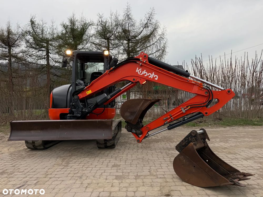 Kubota U55-4. koparka 5,5 tony. 2016 rok. 2300 mtg! KLIMATYZACJA. Długie ramie plus! 3sekcje Hydrauliczne. zamki na tłokach. Koparka Jak nówka sztuka. Zadbana zero zużycia. Z gospodarstwa Norweskiego. Zmiana łyżek Hydrauliczna. LENHOFF. Ani deka luzów wycieków. Szybka wolna jazda. Gąski perfekt stan. OKAZJA TANIO. Aktualna Dekra. Po serwisach eksploatacyjnych. Mocny silnik Kubota 4 cylindry! Zamki na tłokach. Wielka Okazja - 1