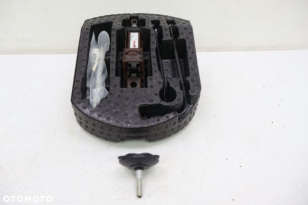 JEEP GRAND CHEROKEE WK2 STYROPIAN WKŁAD KOŁA NARZĘDZIA 68145664AB - 1