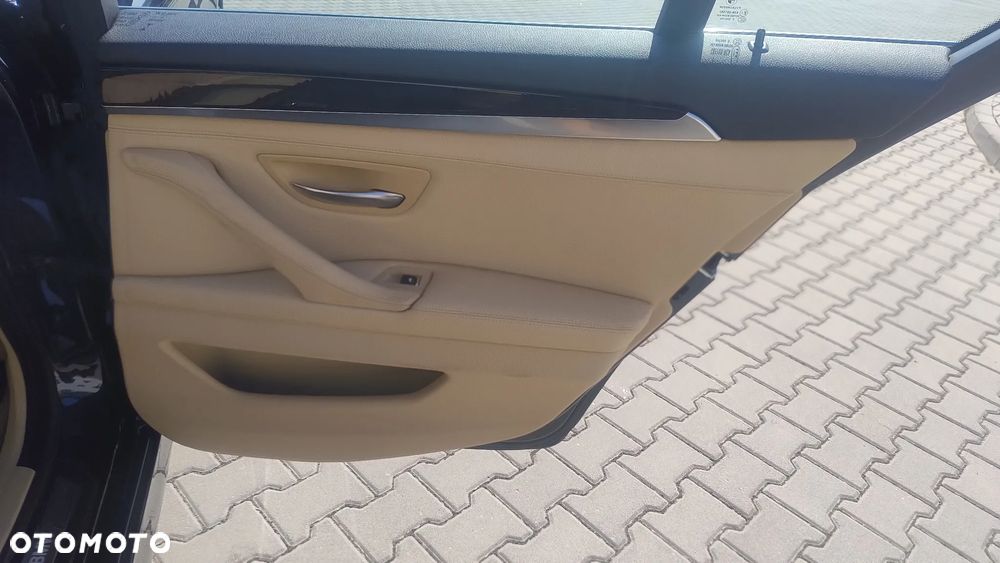 BMW Seria 5 528i xDrive Luxury Line - 37