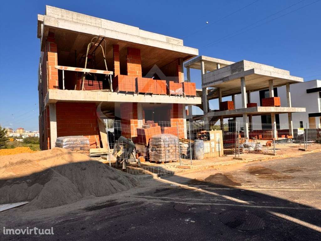 Moradia isolada T4 com 3 pisos, nos Terraços du Moulin, Vialonga - Grande imagem: 3/13