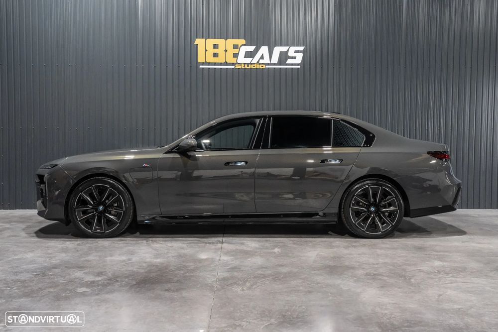 BMW 750 750e xDrive Pack Desportivo M - 32
