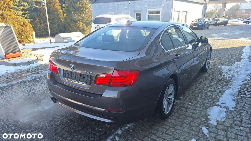 BMW Seria 5 528i Sport-Aut Luxury Line - 4