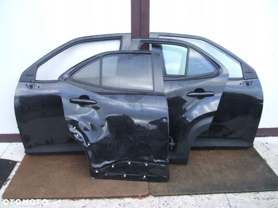TOYOTA YARIS CROSS DRZWI prawe przód przednie 209 - 2