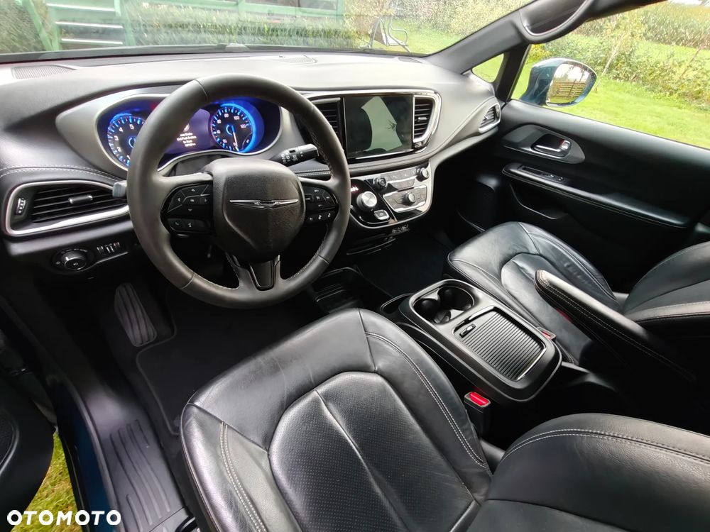 Chrysler Pacifica - 16