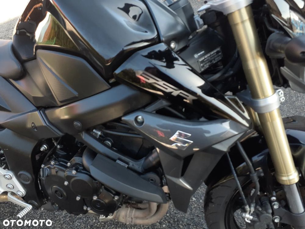 Suzuki GSR - 7
